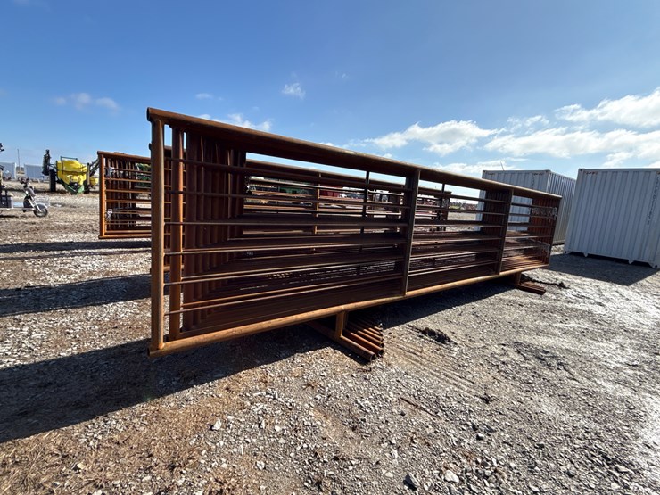 #22673-•-(9)-cattle-panels-&-(1)-gate-image-4