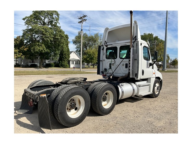 2014-freightliner-ca125-day-cab-image-11