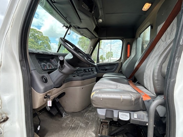 2016-freightliner-ca125-day-cab-image-16