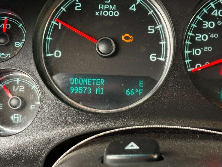 2012-chevrolet-suburban-image-32