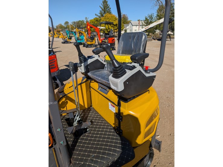 cfg-qk18r-mini-excavator-w/-hydraulic-thumb-image-11