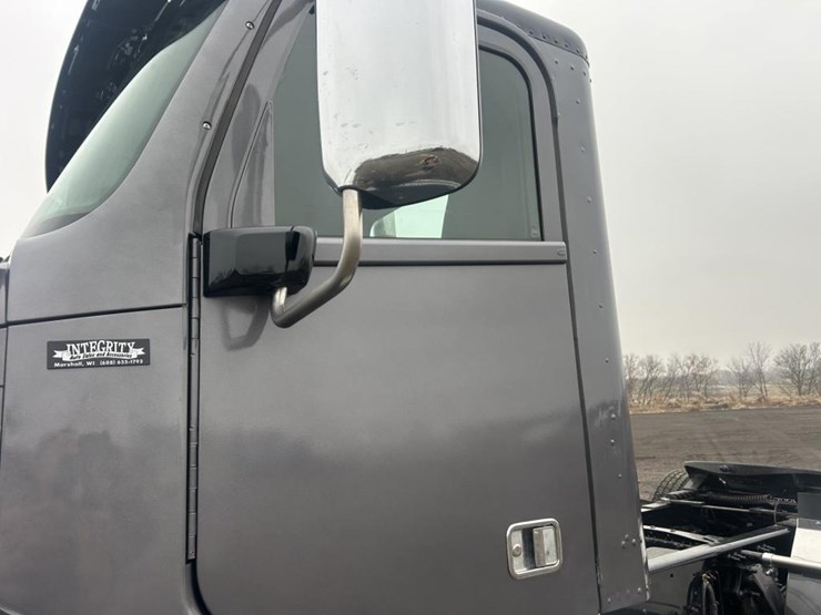 #1675-•-2016-freightliner-harrison-glider-kit-day-cab-truc-image-12