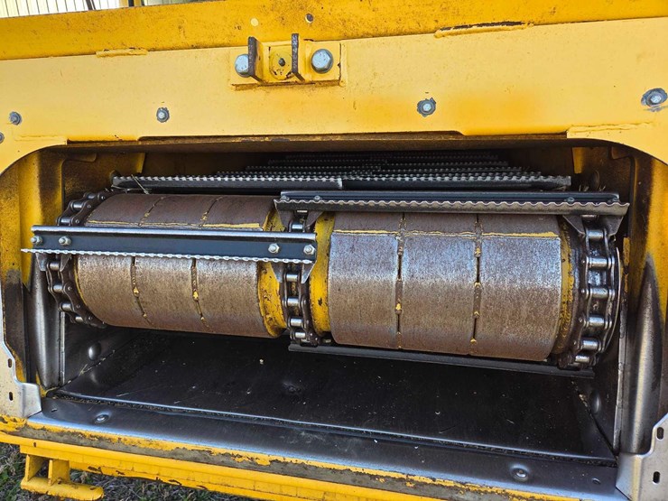 2010-new-holland-cr9065-image-6