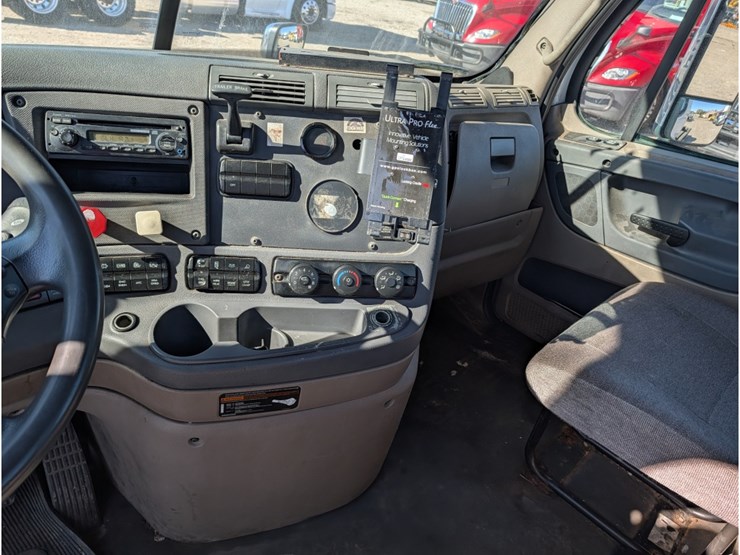 2013-freightliner-columbia-day-cab-image-24
