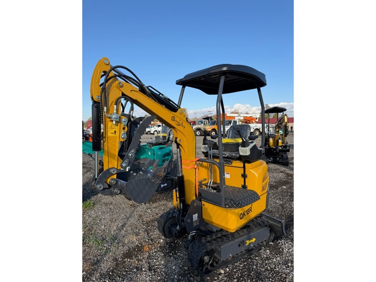 cfg-qk18r-mini-excavator-w/-hydraulic-thumb-image-2