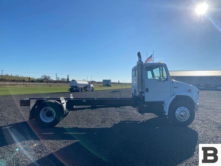 2002-freightliner-fl70-image-7