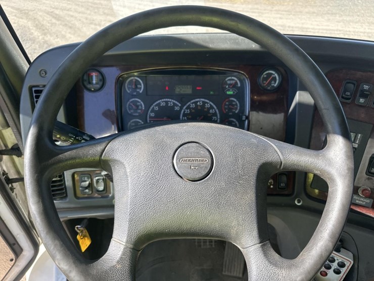 2013-freightliner-m2-106-image-37