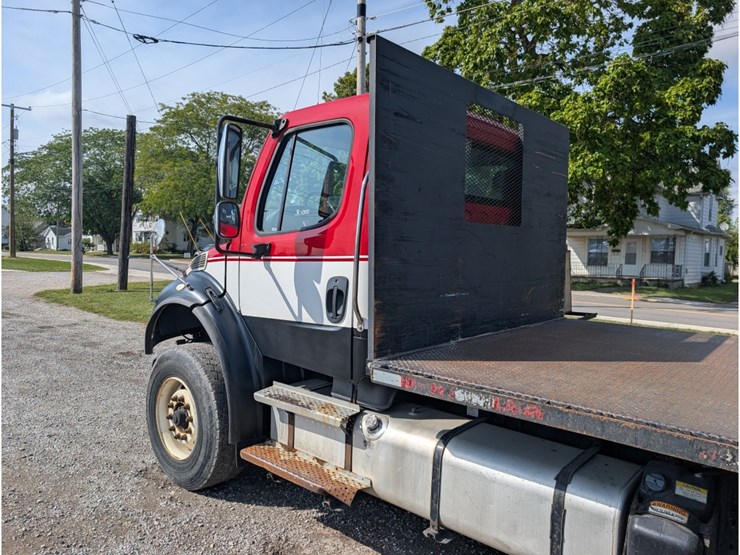 2015-freightliner-m2-106-image-13
