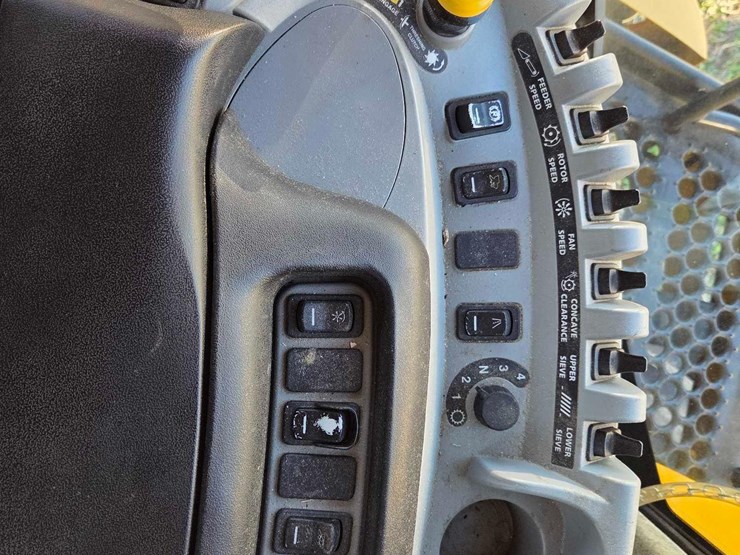 2010-new-holland-cr9065-image-55