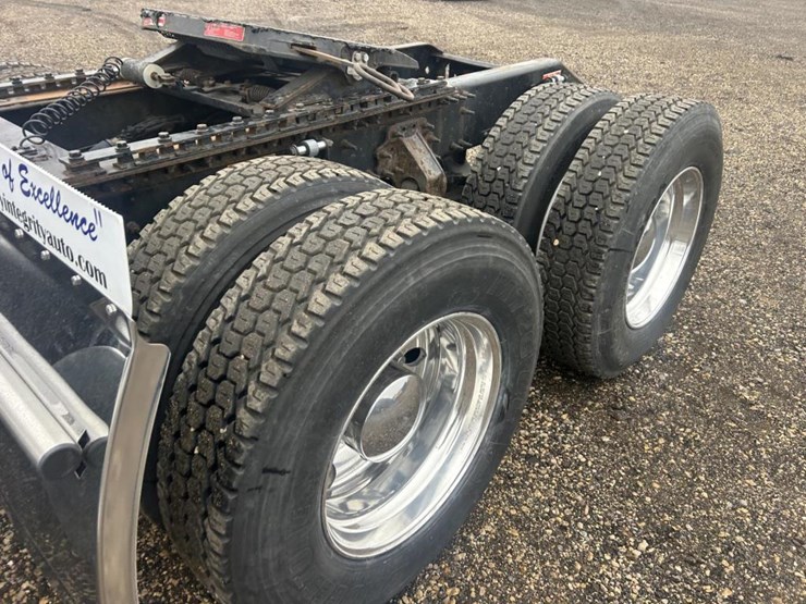 #1676-•-2015-volvo-vnl-day-cab-truck-tractor-image-78