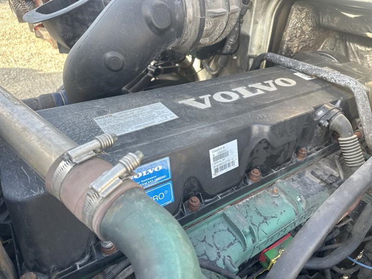 2011-volvo-10-image-35