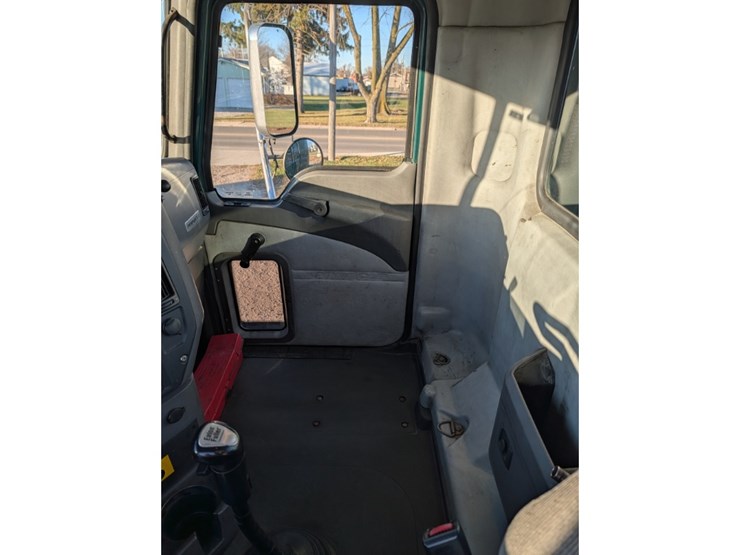 2013-mack-cxu612-day-cab-image-21