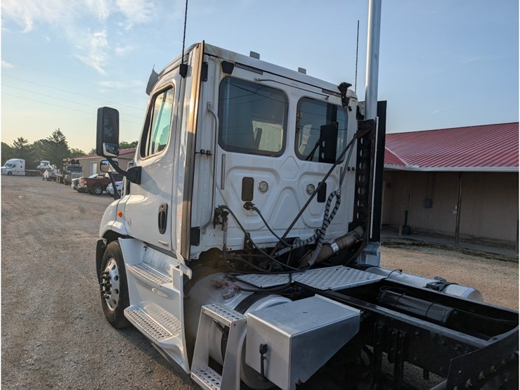 2016-freightliner-ca113-day-cab-image-12