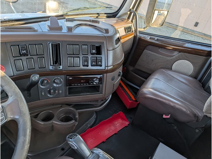 2015-volvo-vnl-day-cab-image-23