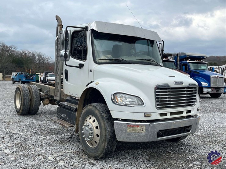 2013-freightliner-m2-s/a-cab-&-chassis-image-11