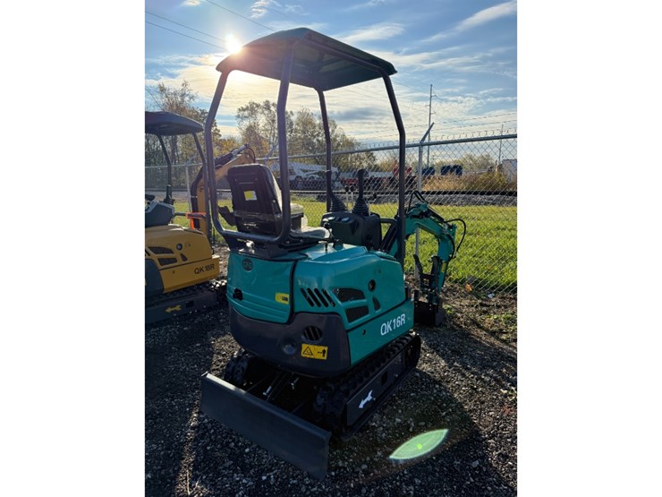 cfg-qk16r-mini-excavator-w/-hydraulic-thumb-image-3