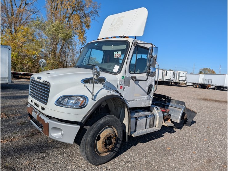 2016-freightliner-m2-day-cab-image-1