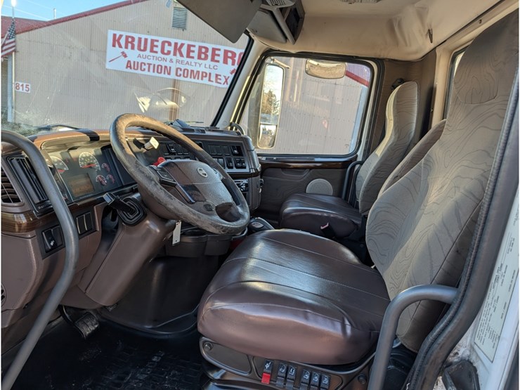 2015-volvo-vnl-day-cab-image-22