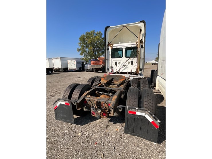 2016-freightliner-ca125-day-cab-image-11