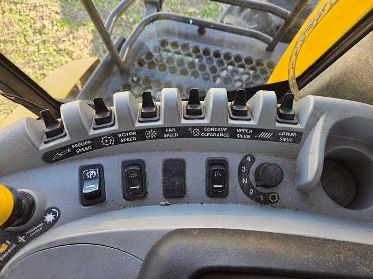 2010-new-holland-cr9065-image-54