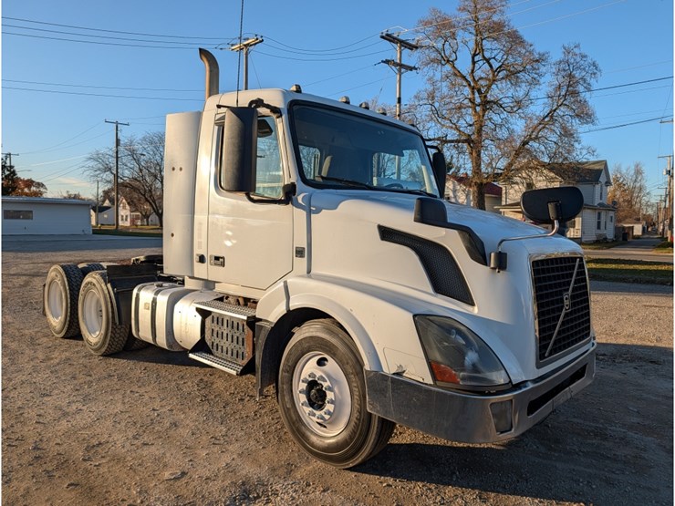 2015-volvo-vnl-day-cab-image-3