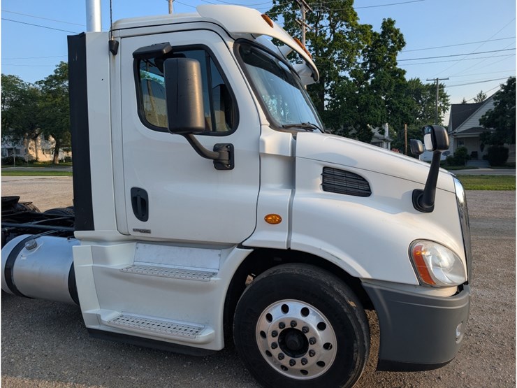 2016-freightliner-ca113-day-cab-image-4