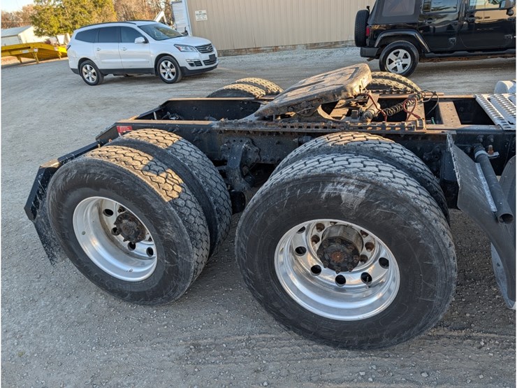 2014-volvo-vnl-day-cab-image-6