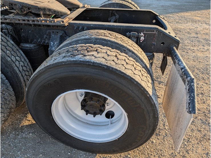 2015-volvo-vnl-day-cab-image-11