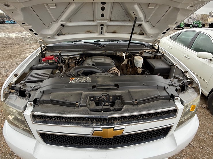 2012-chevrolet-suburban-image-39