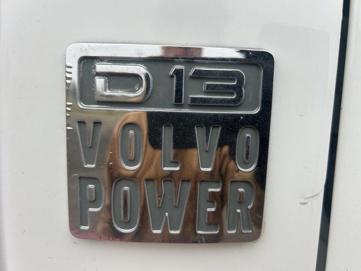 #1676-•-2015-volvo-vnl-day-cab-truck-tractor-image-66