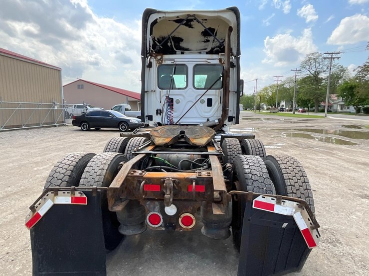 2016-freightliner-ca125-day-cab-image-14