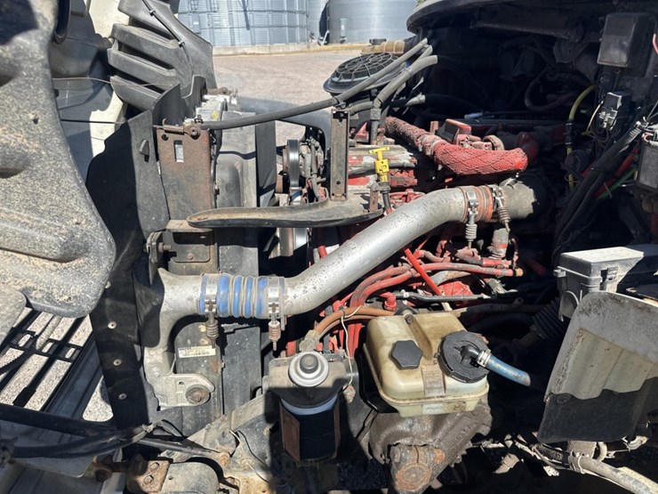 2013-freightliner-m2-106-image-50