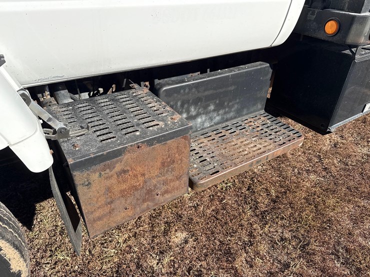 2001-chevy-c6500-truck-image-17