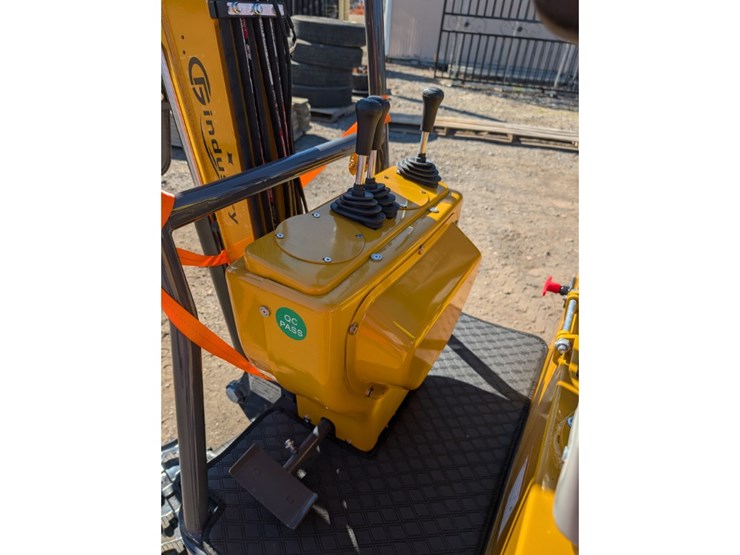 cfg-mx12rx-mini-excavator-w/-mechanical-thumb-image-10