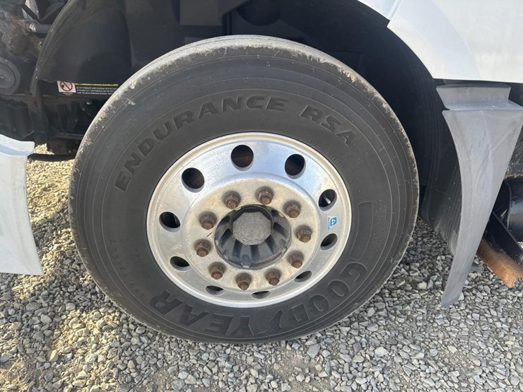 2011-volvo-10-image-52