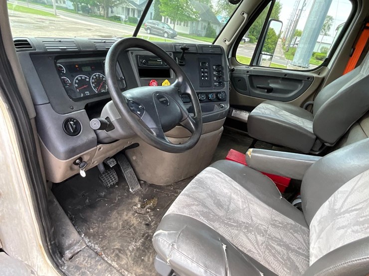 2016-freightliner-ca125-day-cab-image-22