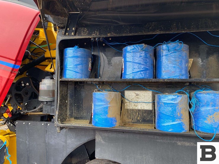 new-holland-340-image-33