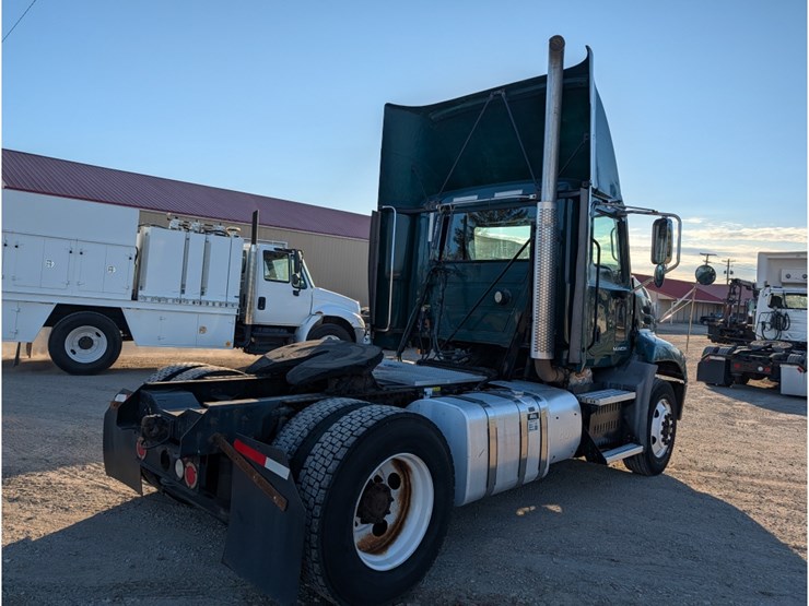 2013-mack-cxu612-day-cab-image-7