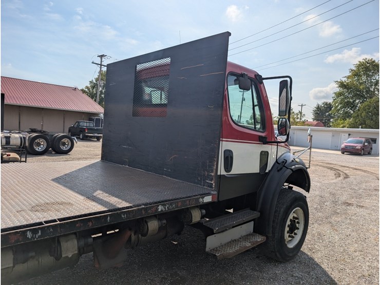 2015-freightliner-m2-106-image-5