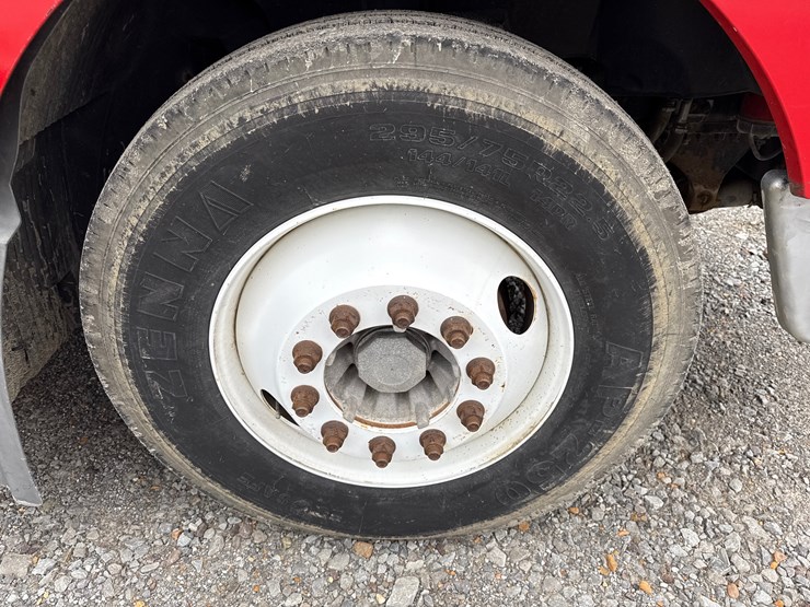 2011-volvo-10-image-24