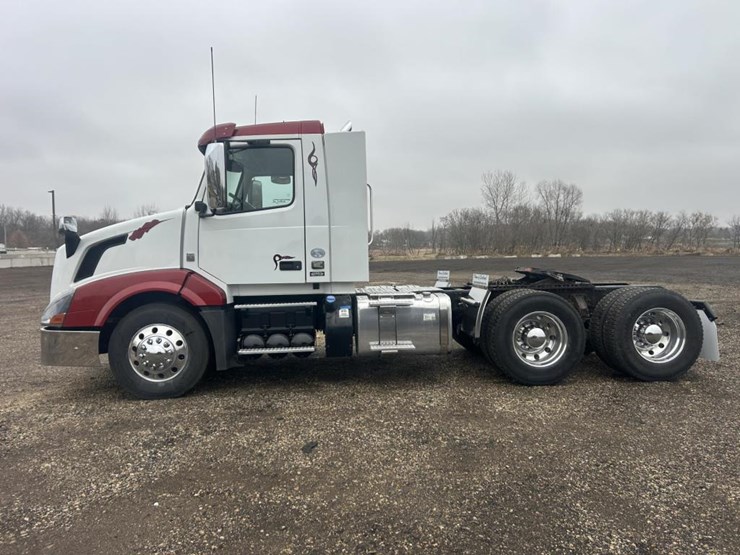#1676-•-2015-volvo-vnl-day-cab-truck-tractor-image-2