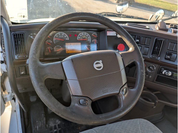 2014-volvo-vnl-day-cab-image-26