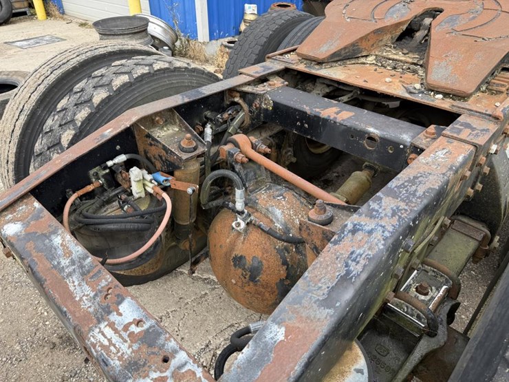 #1193-•-1984-peterbilt-cab-over-truck-tractor-image-9