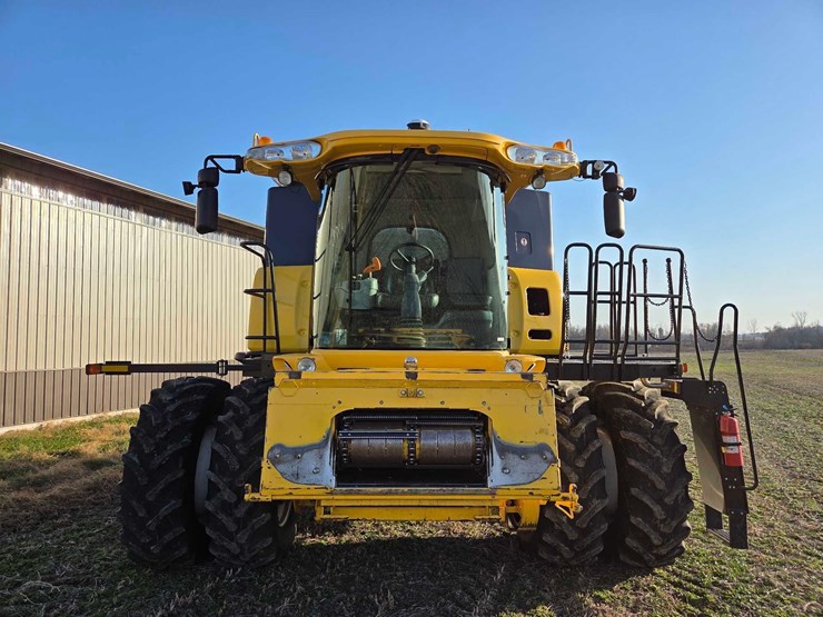 2010-new-holland-cr9065-image-4