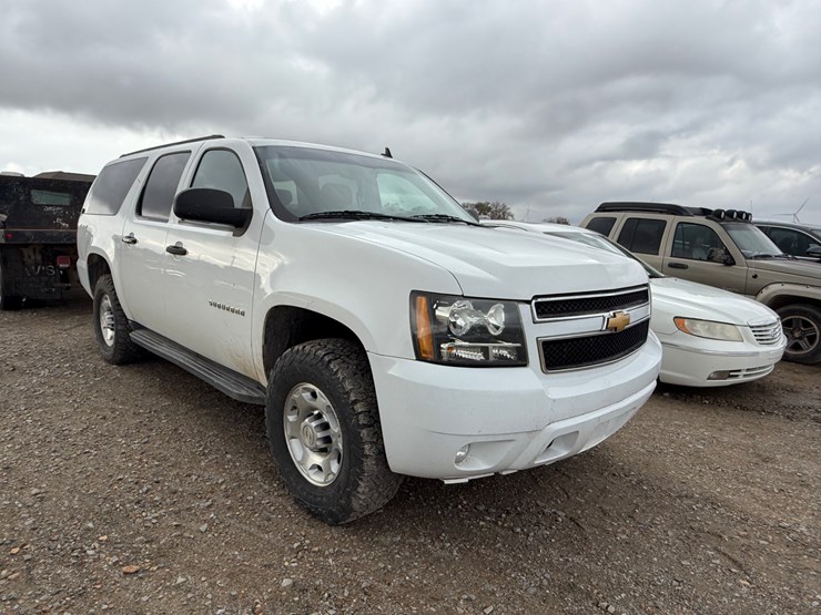 2012-chevrolet-suburban-image-3
