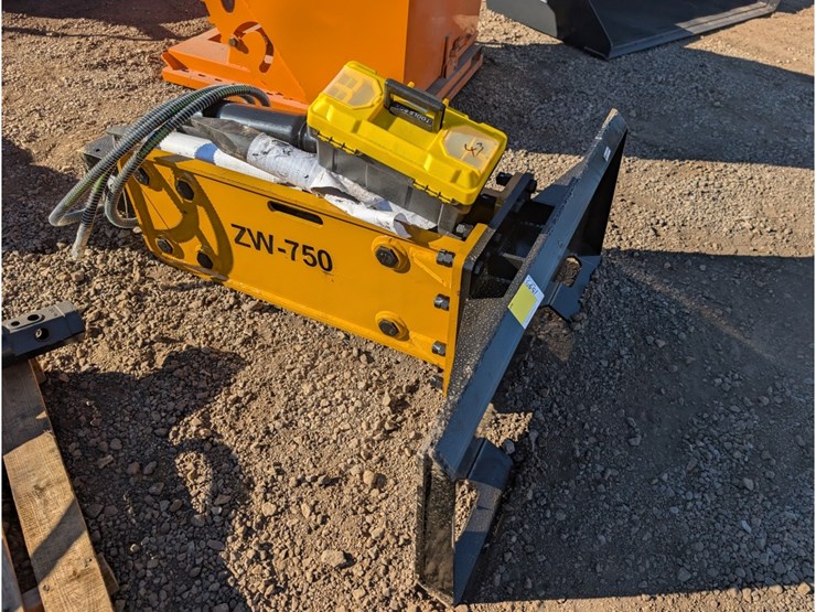 wolverine-skid-steer-zw-750-hydraulic-breaker-image-1