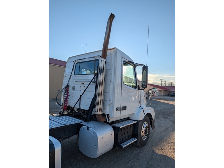 2014-volvo-vnl-day-cab-image-5