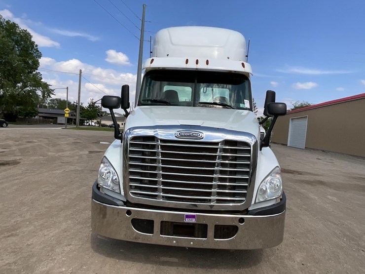 2016-freightliner-ca125-day-cab-image-4