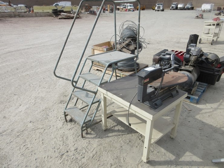 lot-of-metal-portable-4-step-ladder-w/guard-rail,-image-1