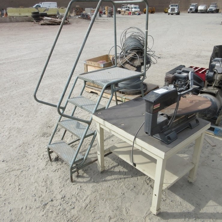 Lot Of Metal Portable 4-Step Ladder W/Guard Rail,